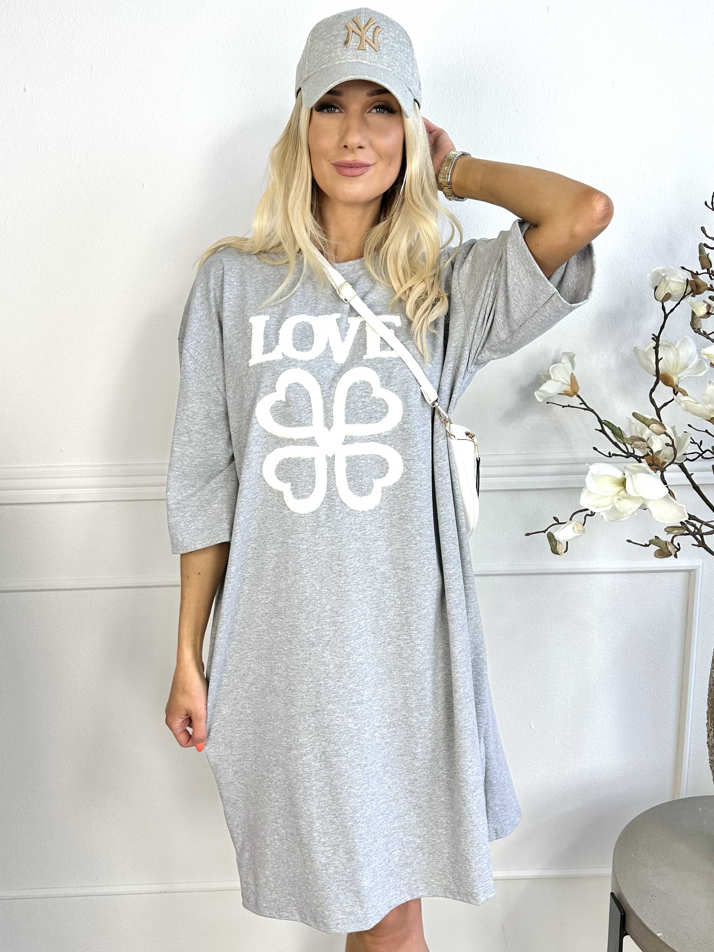 Love - T-shirtklänning i bomull med skrift och hjärtan på framsidan